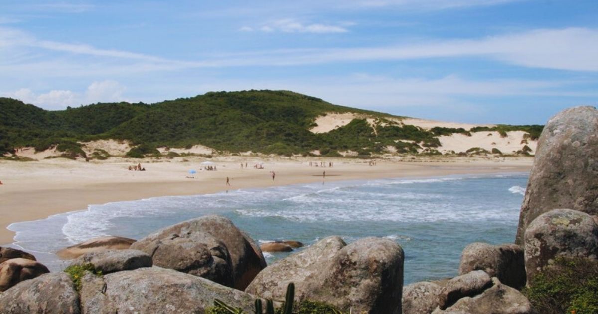 Praia em Laguna com dunas ao fundo