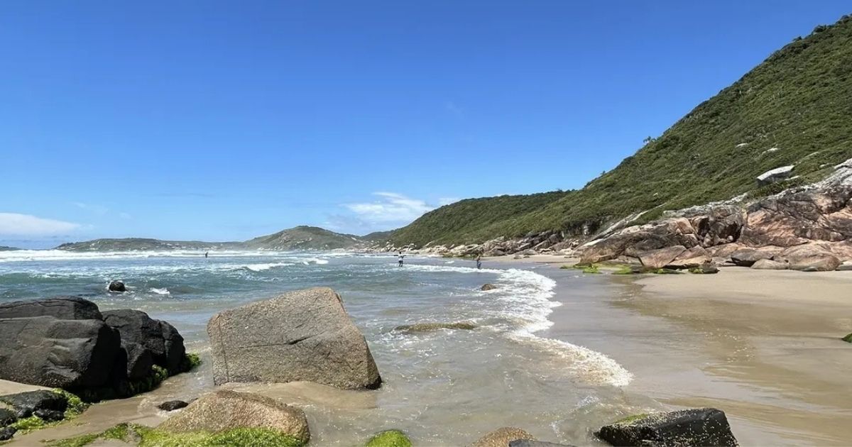 Imagens de costões, areia e mar, para ilustrar o que uma das trêss trilhas oferece para os visitantes