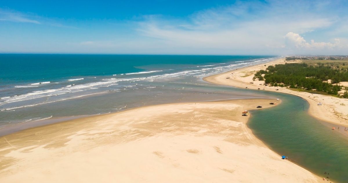 Imagem de uma praia, com águas azuis e cristalinas, para fazer referência que apesar de toda a sua beleza, é um destino pouco conhecido entre os turistas