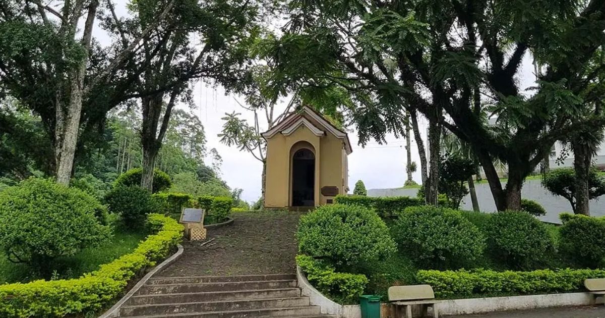 Imagem réplica da primeira capeta construída na cidade, para mostrar para os leitores como a arquitetura de parece e onde fica localizada