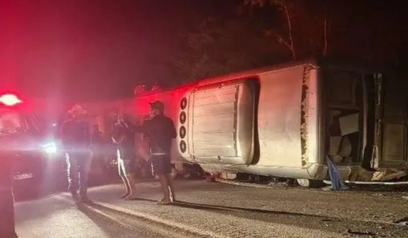 Acidente com ônibus na BR-423 ocorreu após tombamento - Ostes/Reprodução/ND