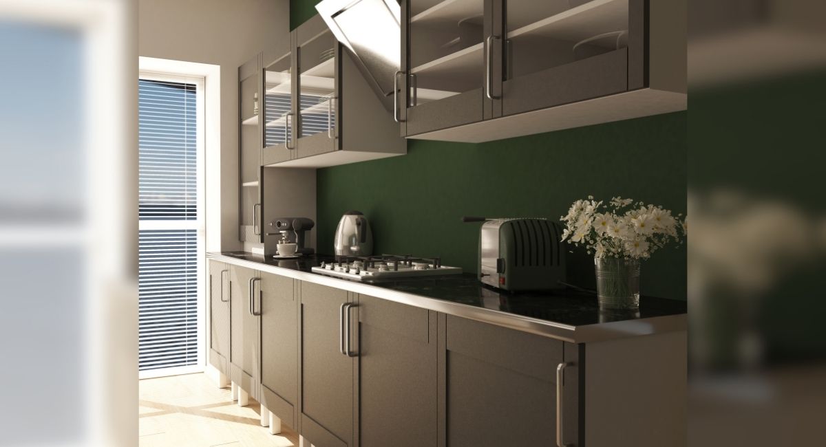 Prateleira de parede com estrutura metálica preta e duas tábuas de madeira clara. O fundo apresenta uma parede com textura marmorizada em tons claros, contrastando com o estilo industrial simples que pode substituir armários de cozinha tradicionais.