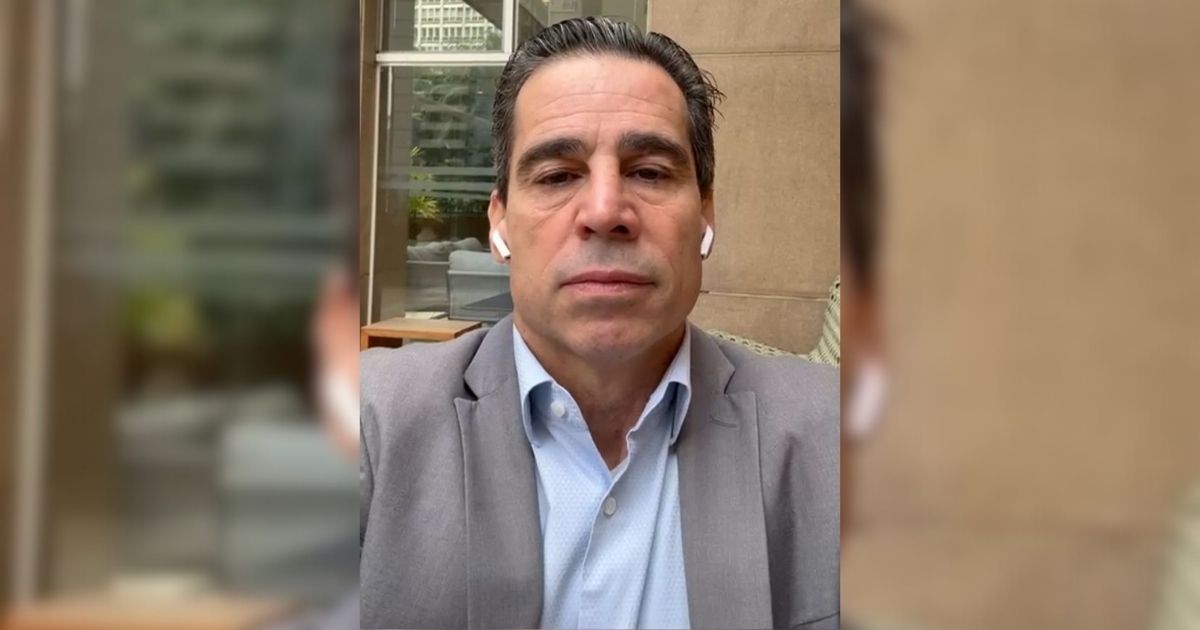 Imagem de um homem, mais velho, falando em um vídeo, para mostrara quem é a defesa da vítima, e os argumentos que ele apresentou 