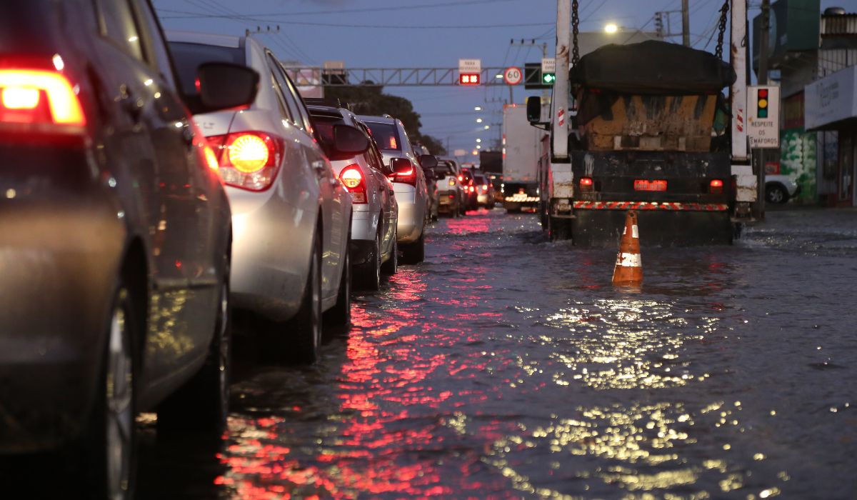 Chuva vem com força! 8 estados entram em alerta por temporais e ventos intensos — veja se o seu está na lista contioutra.com - Chuva vem com força! 8 estados entram em alerta por temporais e ventos intensos — veja se o seu está na lista