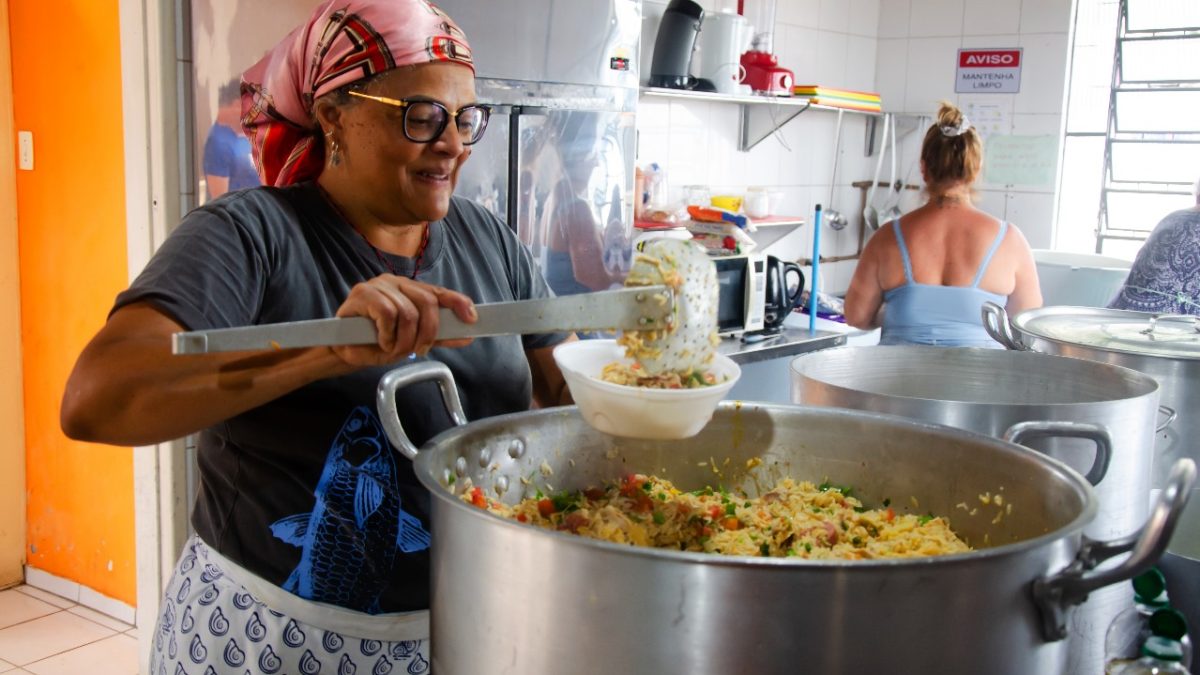Justiça bate o martelo e decide manter programa de distribuição de marmitas em Florianópolis; cidade distribui mais de 1,6 mil refeições por dia - QTU Questões do Universo