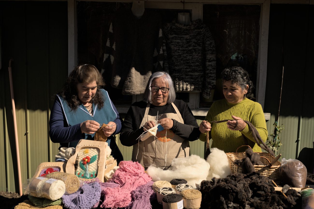 Artesãs de Lolén mostram aos turistas todo o processo de produção de lã, que resulta em peças de roupas comercializadas na região. &#8211; Foto: Rubens Reyes/Divulgação ND