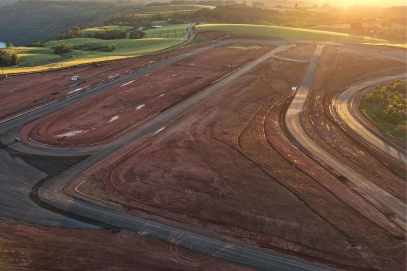 As obras do Autódromo de Chapecó avançam e segunda camada do asfalto começará a ser colocada. - Automóvel Clube Chapecó/ND