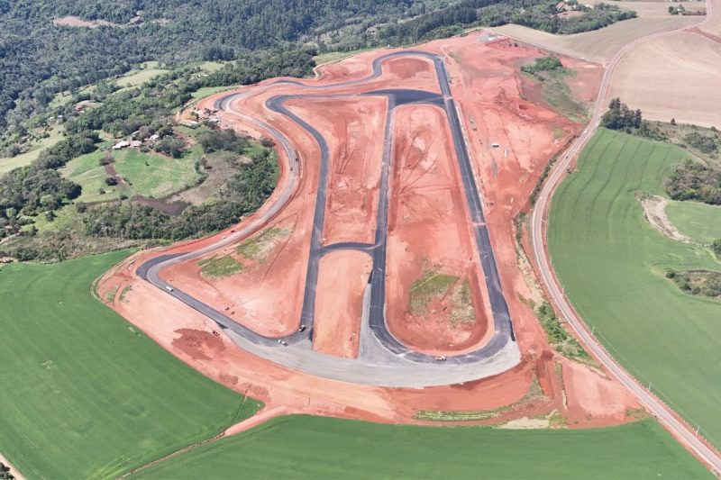 Obra em Chapecó usa asfalto de alta performance e investimento de mais de R$ 70 milhões para garantir segurança e qualidade nas competições - Automóvel Clube Chapecó/ND