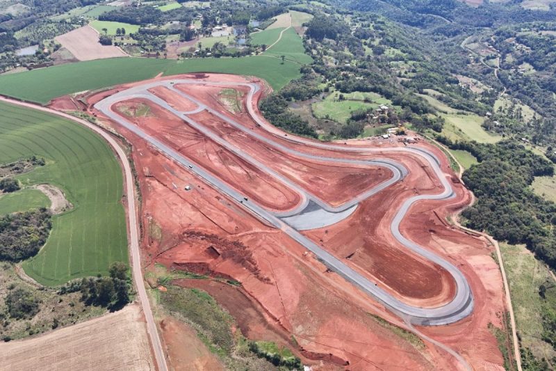 A pista será asfaltada em duas camadas. A primeira segue o padrão utilizado em outras obras públicas, com um asfalto modificado por polímero. - Automóvel Clube Chapecó/ND
