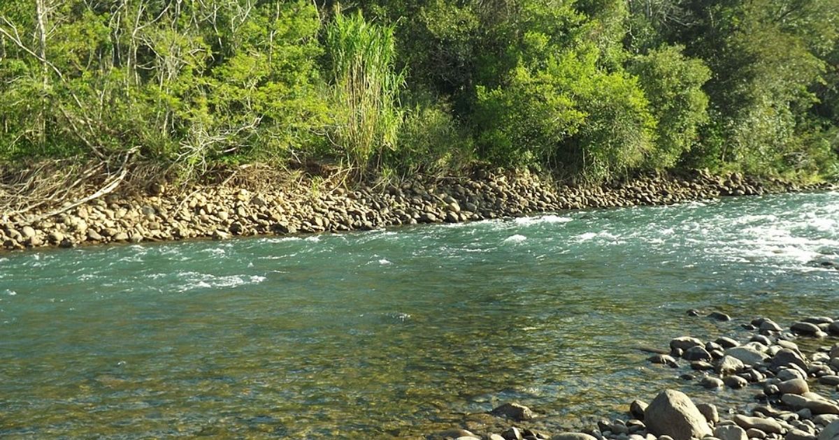 Imagem do rio Mampituba, com suas águas cristalinas e pedras, para fazer referência que no final no trajeto os visitantes pode descer das boias e nadarem nas águas 