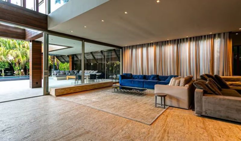Casa possui mais de 1000 m² e comporta 10 hóspedes em cinco quartos - Reprodução/ND