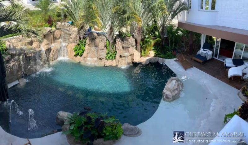 Piscina simula lagoa natural com pedras e árvores - Reprodução/ND