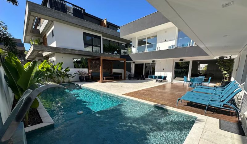 Piscina fica nos fundos da casa e é conectada com área de lazer - Reprodução/ND