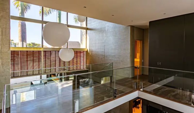 Pé-direito duplo marca sala da casa mais cara do Airbnb de Florianópolis - Reprodução/ND