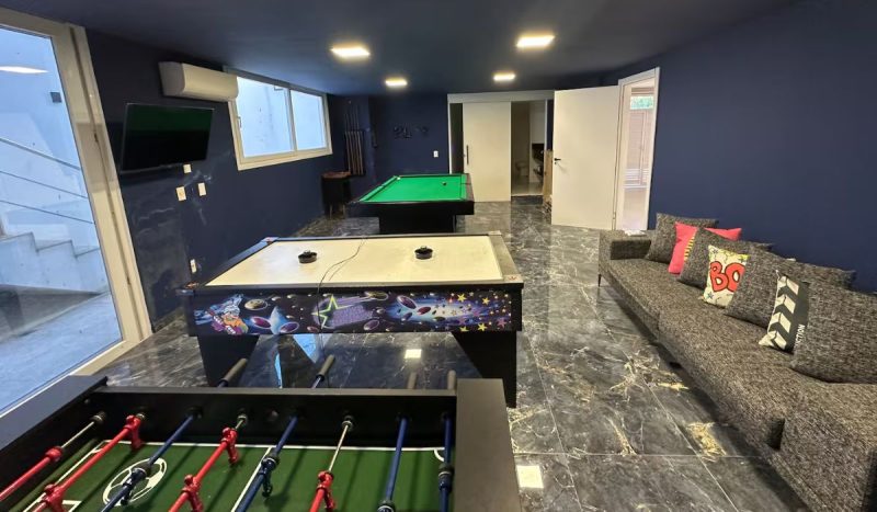 Sala de jogos está inclusa no aluguel por temporada - Reprodução/ND
