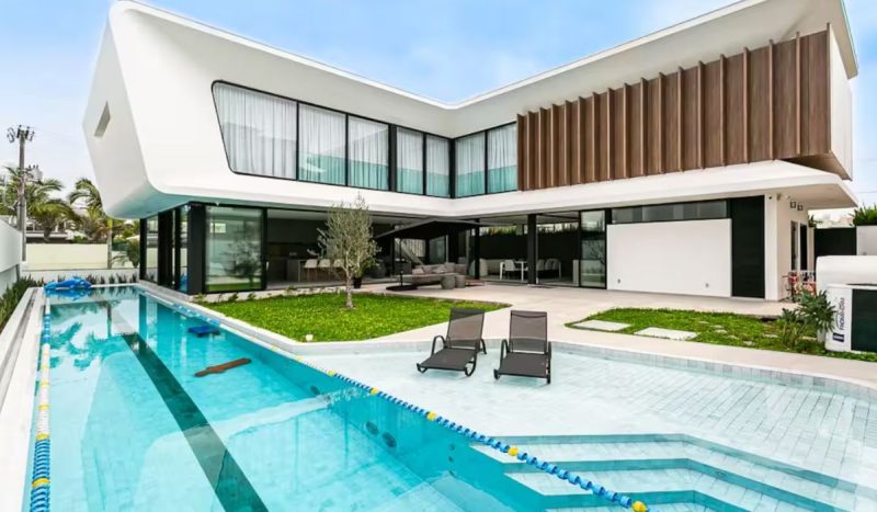 Piscina é ampla e fica aos fundos da casa - Reprodução/ND
