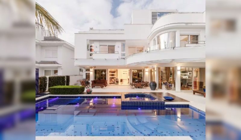Casa para aluguel de temporada possui piscina ampla - Reprodução/ND