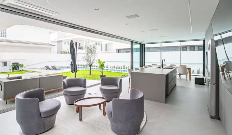 Área de festa fica no lado externo da casa junto a piscina - Reprodução/ND