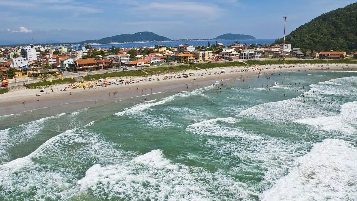 Cidade famosa pelo maior alargamento de praia do Brasil tem todas as praias próprias