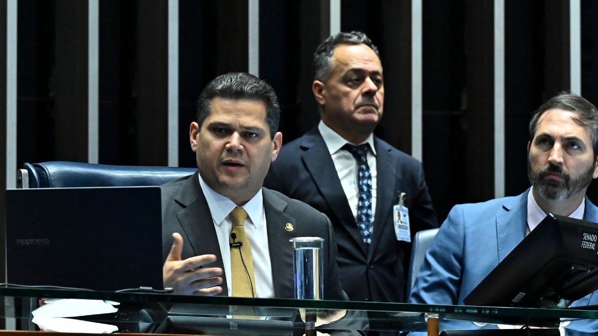 Alcolumbre envia à CCJ proposta de pagamento por hora como alternativa ao fim da escala