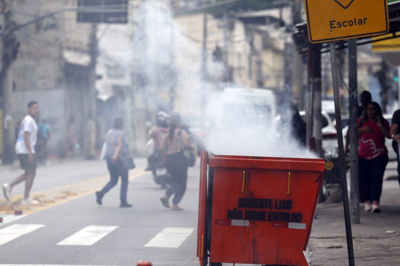 Rio de Janeiro (RJ), 28/10/2025 - Durante operação policia contra o Comando Vermelho, bandidos ordenam fechamento de comércio e usam lixeiras incendiadas para bloquear a via na rua Itapiru, no Catumbi. Foto: Fernando Frazão/Agência Brasil - Fernando Frazão/Agência Brasil/ND