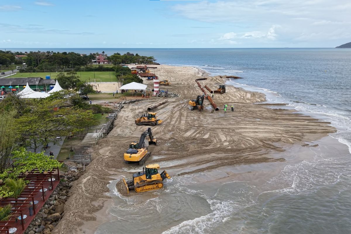 Engordamento de praia de SC avança com depósito de areia