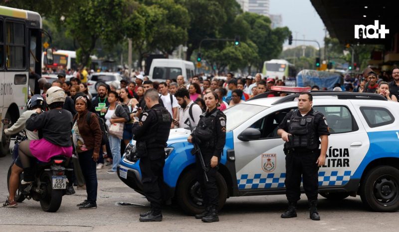 Durante operação policia contra o Comando Vermelho, agentes da polícia militar fazem guarda perto de filas nos pontos de ônibus e vans de transporte complementar na região da Central do Brasil, com trabalhadores sendo liberados mais cedo pela situação de violência - Fernando Frazão/Agência Brasil/ND Mais