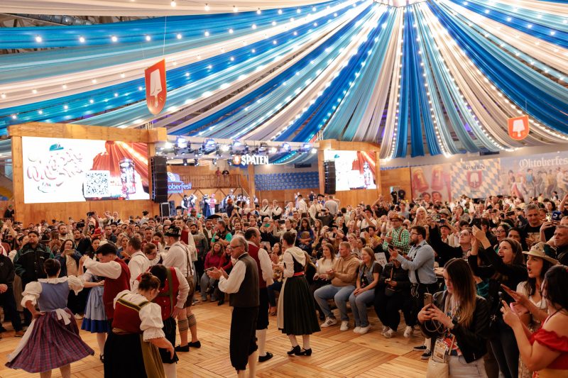 Templo da cultura germânica na Oktoberfest Blumenau recria experiência da festa alemã original - Daniel Zimmermann/ND