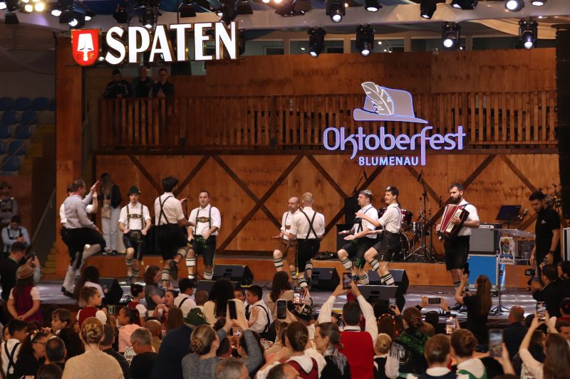 Templo da cultura germânica na Oktoberfest Blumenau recria experiência da festa alemã original - PMB/ND