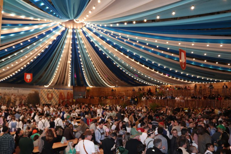 Templo da cultura germânica na Oktoberfest Blumenau recria experiência da festa alemã original - PMB/ND