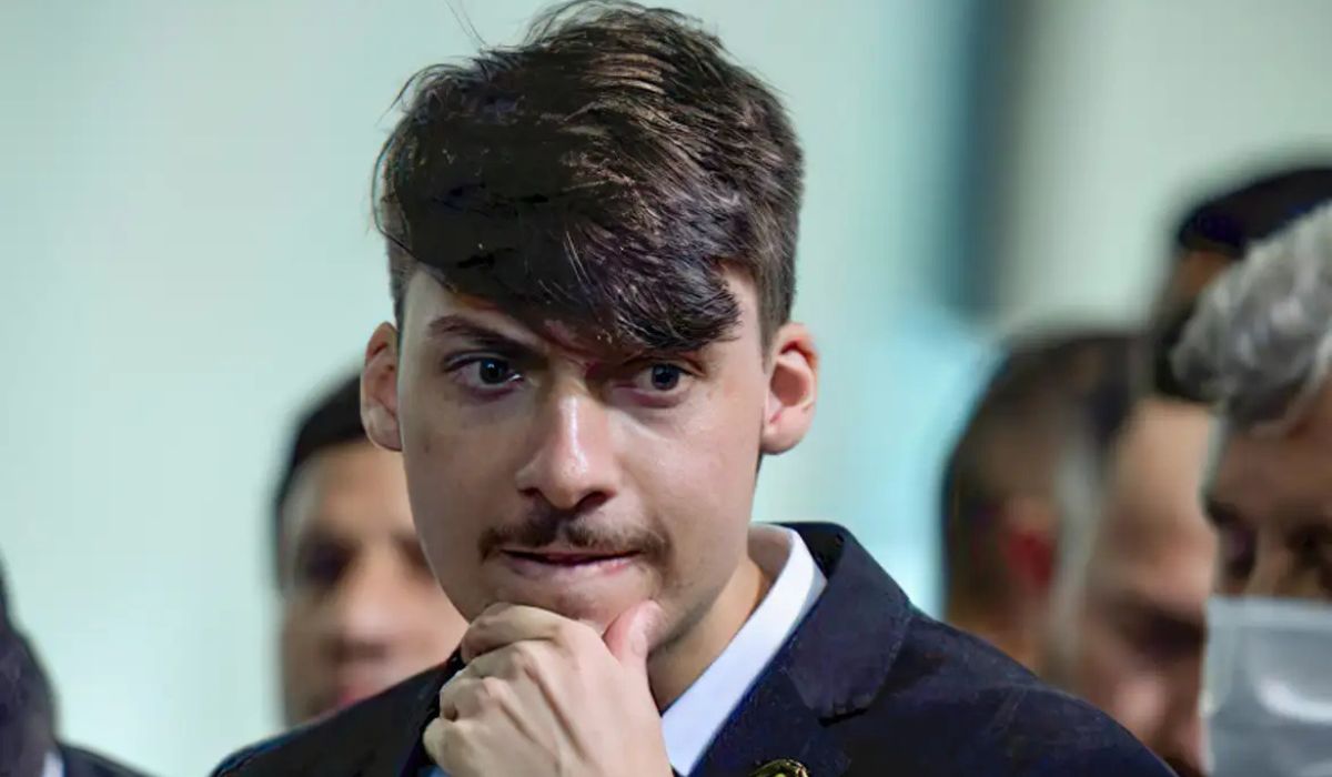 Jair Renan Bolsonaro omite orientação sexual em candidatura para as eleições de 2026