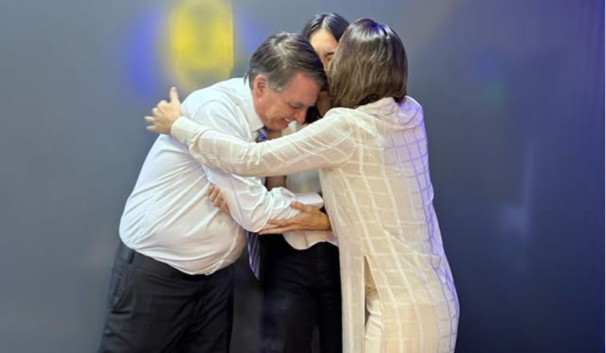 Michelle Bolsonaro, Jair Bolsonaro e a filha Laura no aniversário de 15 anos da meninaFoto: Instagram/Reprodução/ND Mais