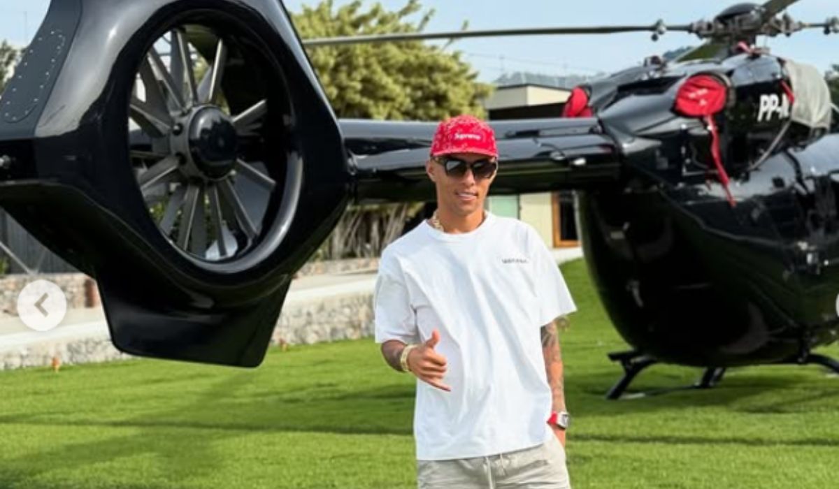 O influenciador com seu helicóptero