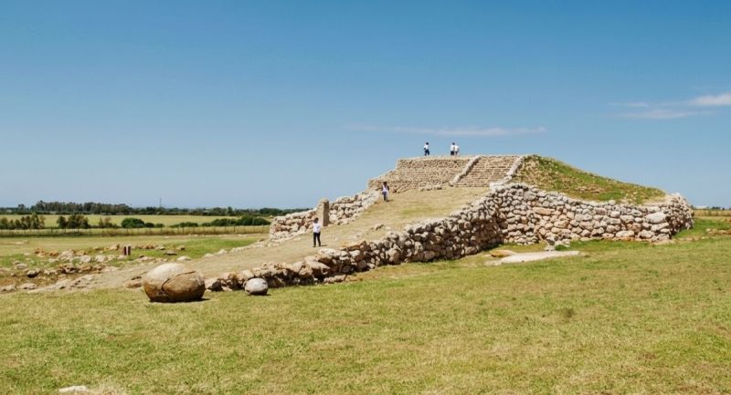 A antiga estrutura megalítica Monte d'Accoddi é um patrimônio histórico preservado na Sardenha - Reprodução/Wikimedia/ND