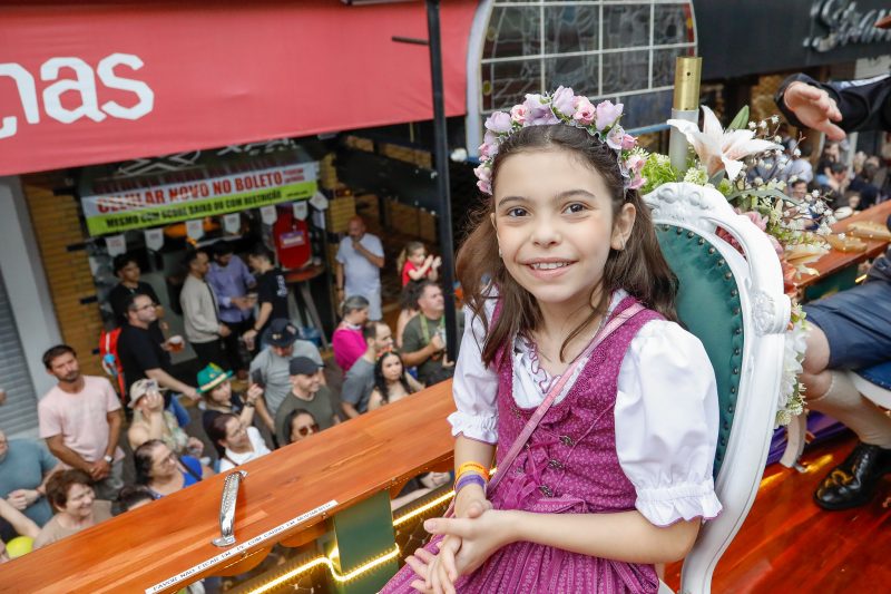 Crianças se vestem com roupas típicas durante a 40ª Oktoberfest - Giovanni Silva/PMB/ND