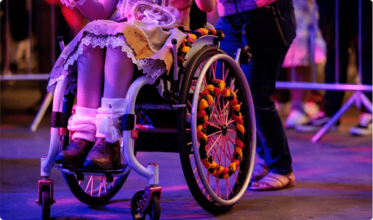 A Oktoberfest em Blumenau conta uma série de recursos de acessibilidade para pessoas com deficiência – Foto: Oktoberfest/Divulgação