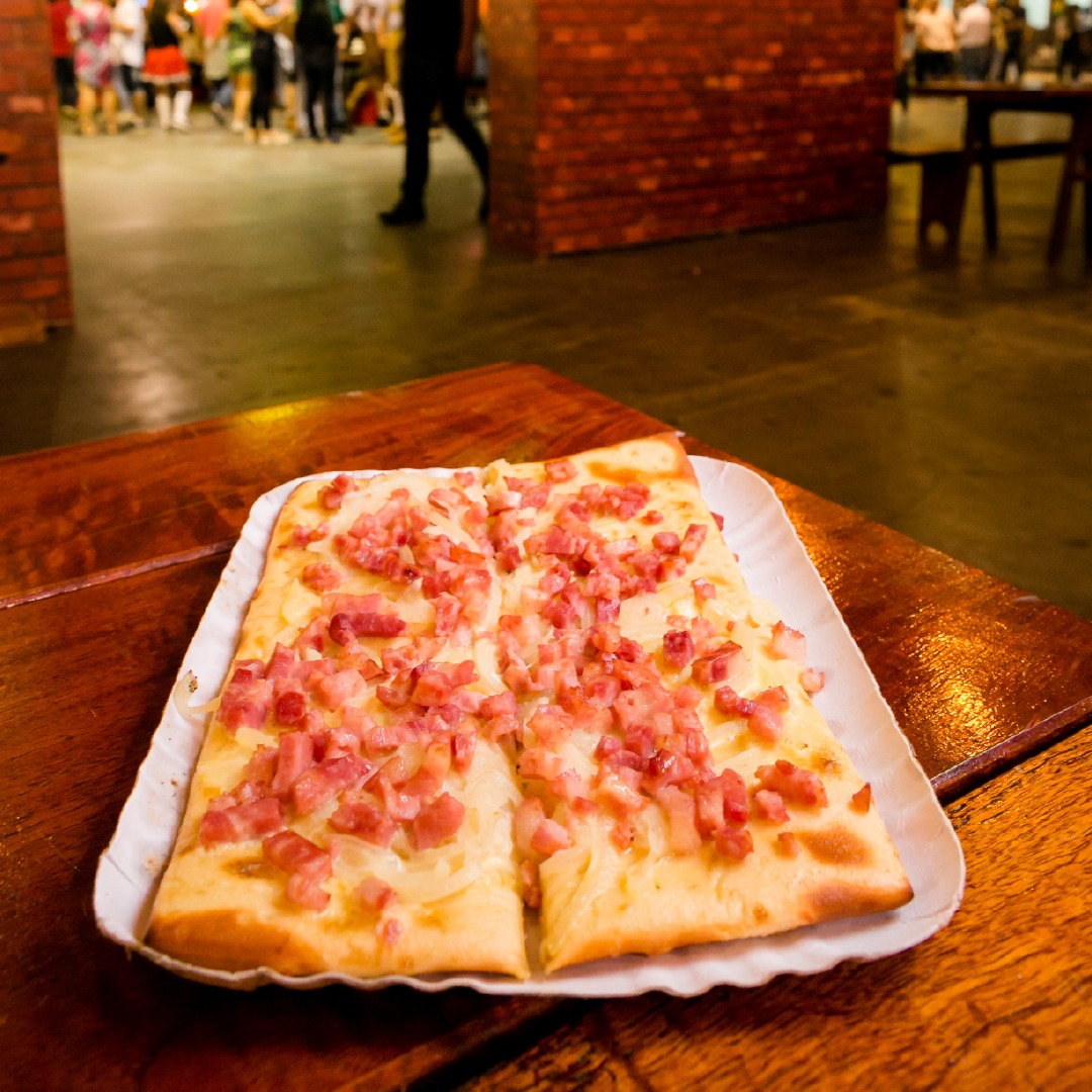 Flammkuchen - pizza tradicional alemã, quadrada de massa fina - Oktoberfest/Divulgação