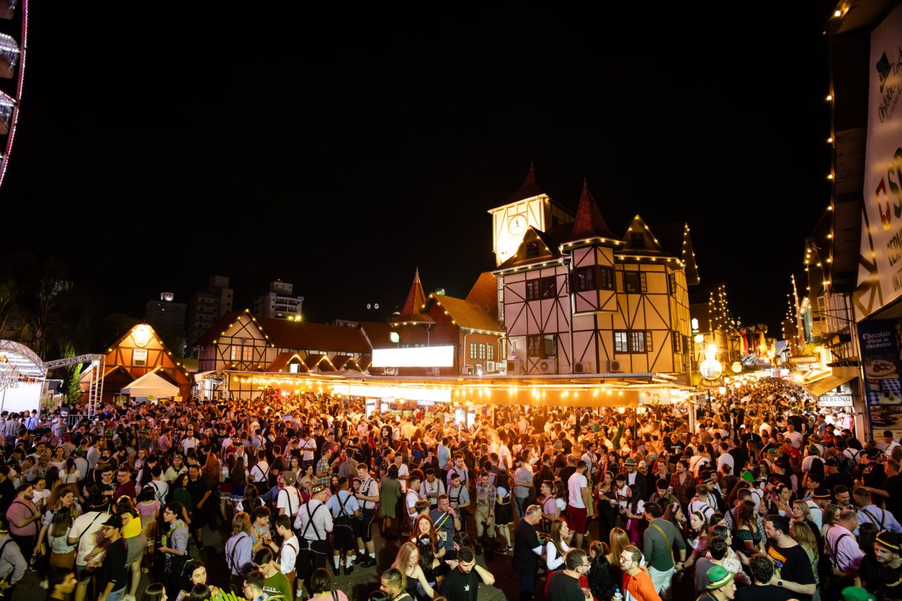 Vista do Parque Vila Germânica à noite, período em que a festa fica mais movimentada – Foto: Daniel Zimmermann/Divulgação