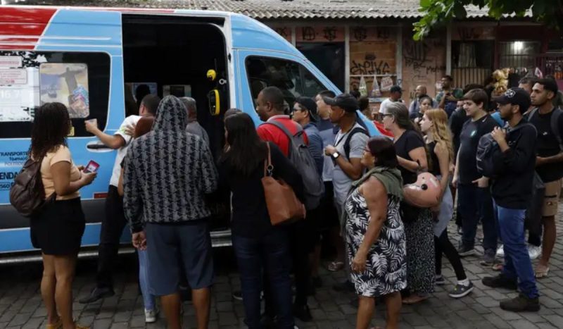 Passageiros tentam embarcar para voltar para casa em dia de caos nos transportes - Fernando Frazão/Agência Brasil