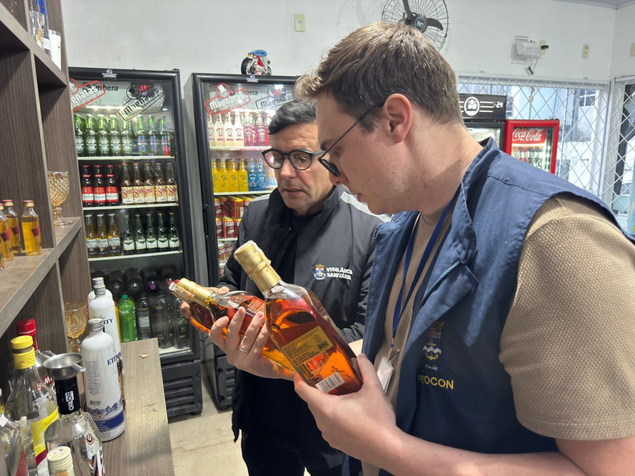 Operação contra o metanol encontra vodka sem selo e uísque com rótulo adulterado em ItajaíFoto: Moises Stuker/ND