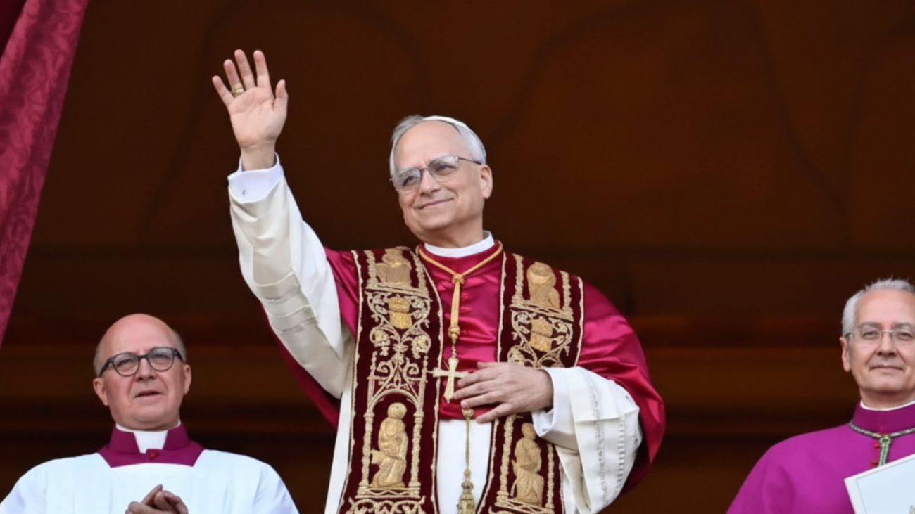 Imagem mostra o Papa Leão XIV na praça principal do Vaticano.