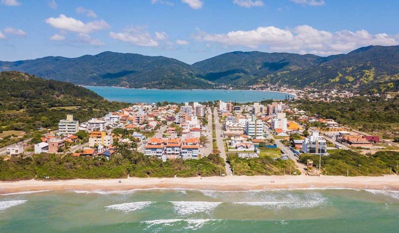 Praia Grande, em Governador Celso Ramos, é destaque em SC no Programa Bandeira Azul - Viagens e Caminhos/ND