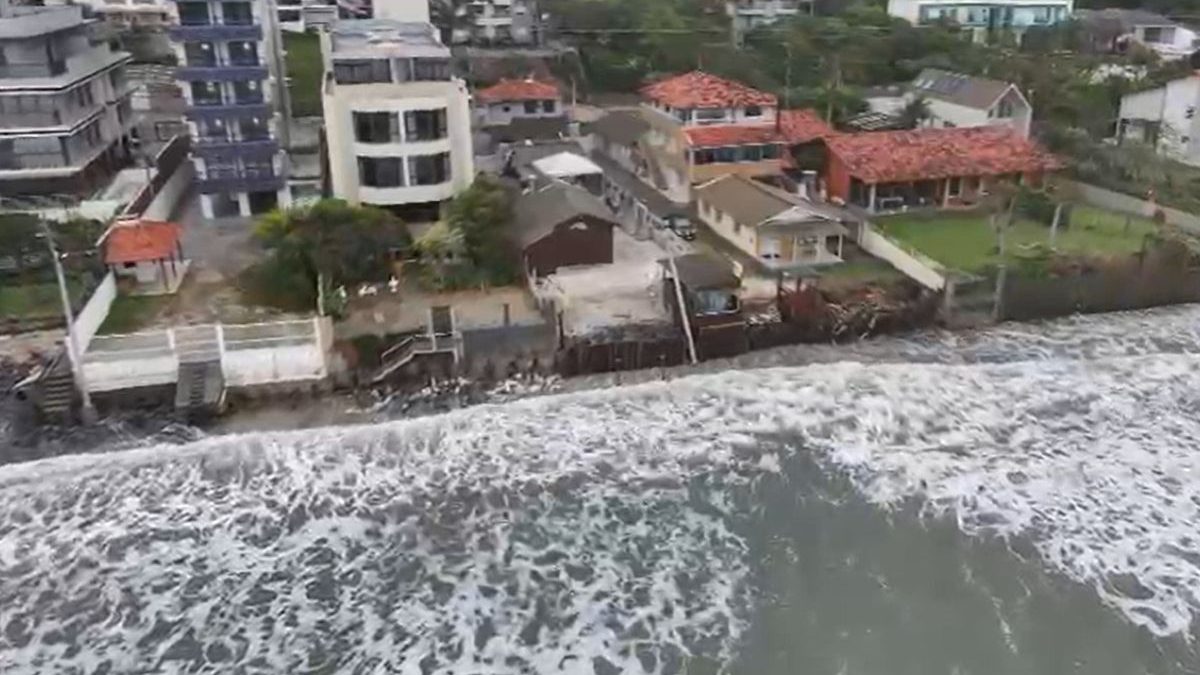 A complexa equação por trás da faixa de areia engolida pelo mar na Praia dos Ingleses