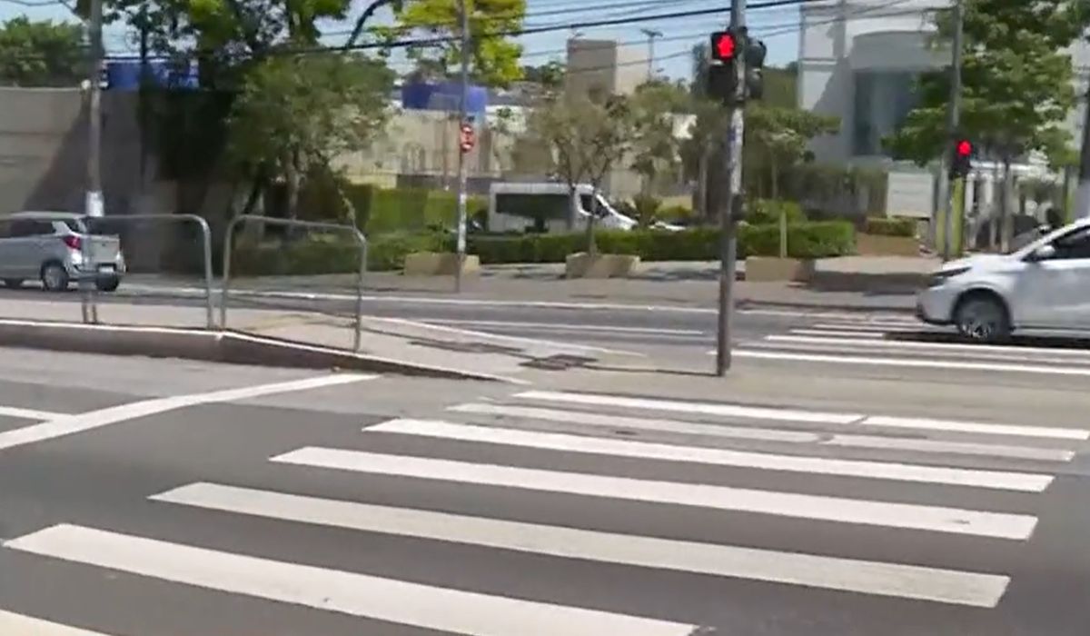 Avenida Professor Francisco Morato, onde ocorreu o acidente com a PM em SP<br /><span class="crédito pós-img">Foto: @balancogeral/youtube/ND Mais</span>” width=”1200″ height=”700″ srcset=”https://static.ndmais.com.br/2025/10/sputnik-brasilxnd-1.jpg 1200w, https://static.ndmais.com.br/2025/10/sputnik-brasilxnd-1-800×467.jpg 800w, https://static.ndmais.com.br/2025/10/sputnik-brasilxnd-1-768×448.jpg 768w, https://static.ndmais.com.br/2025/10/sputnik-brasilxnd-1-320×187.jpg 320w” sizes=”(max-width: 1200px) 100vw, 1200px”/><span class=