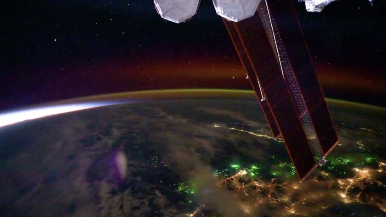 Imagem que astronauta capturou no espaço de planeta terra com borda de satélite