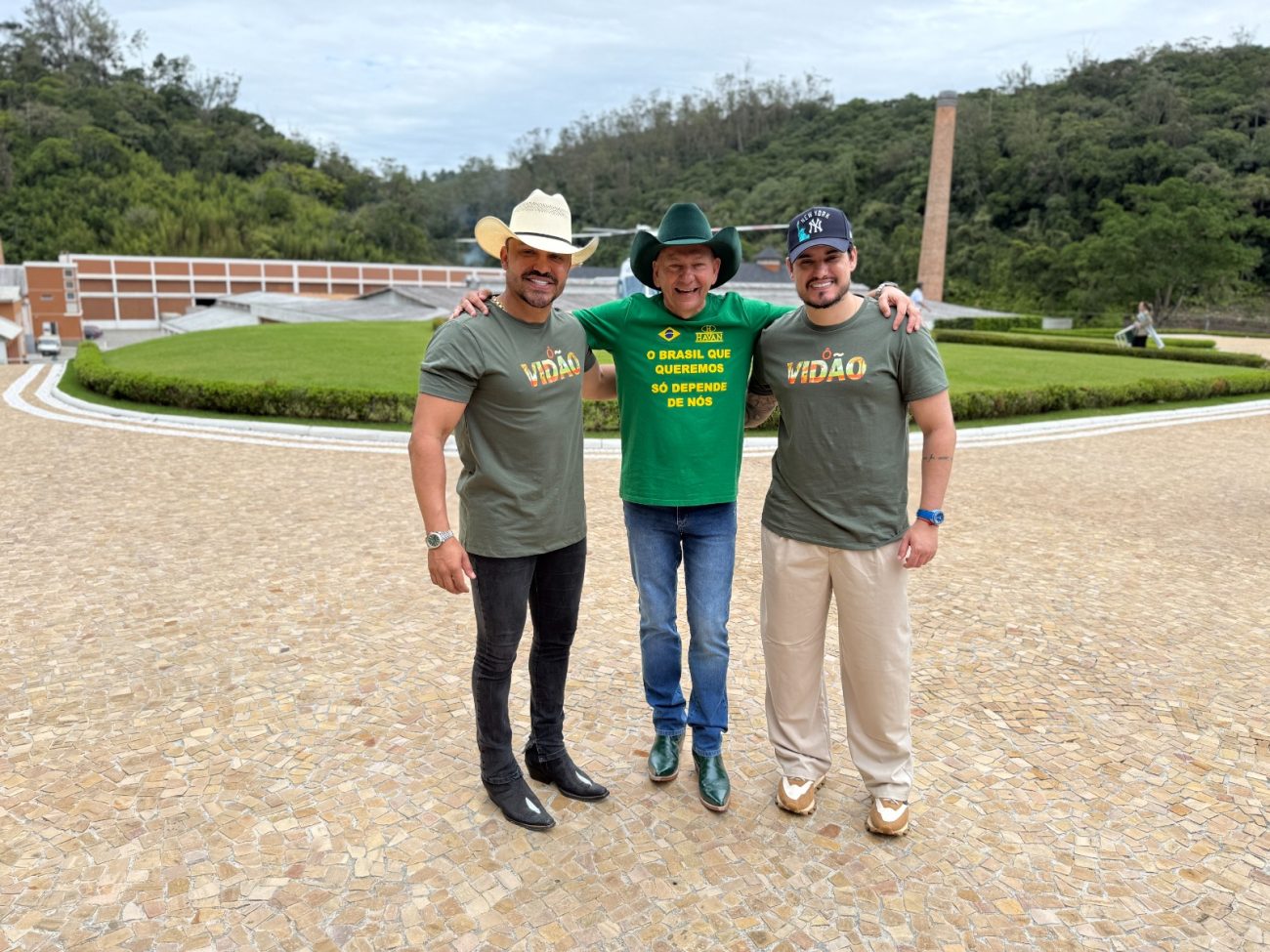Luciano relembrou o momento em que conheceu a dupla, ainda em 2024, quando a música viralizou nas redes sociais e inspirou a campanha de verão “Descer pra Havan” - Divulgação/ND