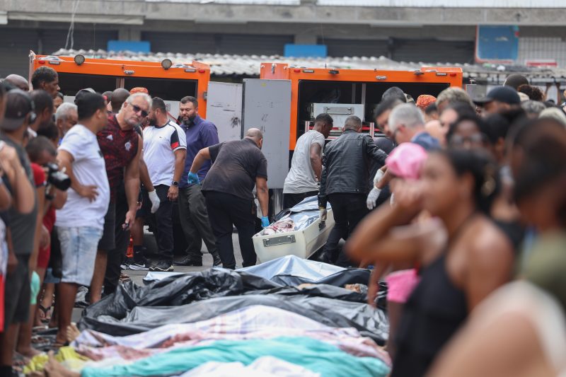 Corpos foram levados por moradores a praça pública - Tomaz Silva/Agência Brasil/ND