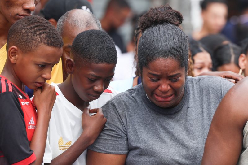 Famílias reconhecem corpo em praça pública no Rio - Tomaz Silva/Agência Brasil/ND Mais