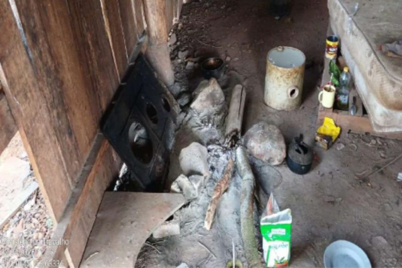 Alojamentos precários eram usados para abrigar os trabalhadores na lavoura. - Divulgação/MPT/ND