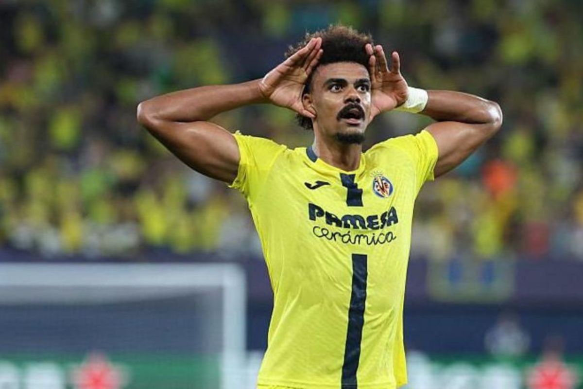 Português Renato Veiga comemorando o gol de empate do Villarreal contra a Juventus pela Champions, marcado nos acréscimos, com a tradicional comemoração de colocar as mãos na orelha para ouvir a torcida